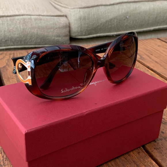 SOLD OUT! Salvatore Ferragamo Tortoise Sunglasses NIB - Picture 5 of 12